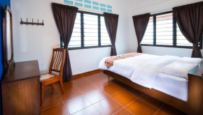SingVillage Holiday House